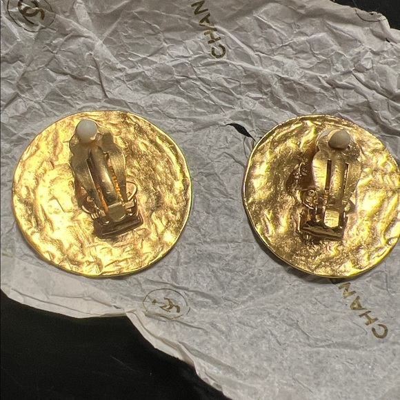 AUTHENTIC Vintage Hammered Button CHANEL CC Logo Circle #2853 Gold color Clip-On - Picture 9 of 13